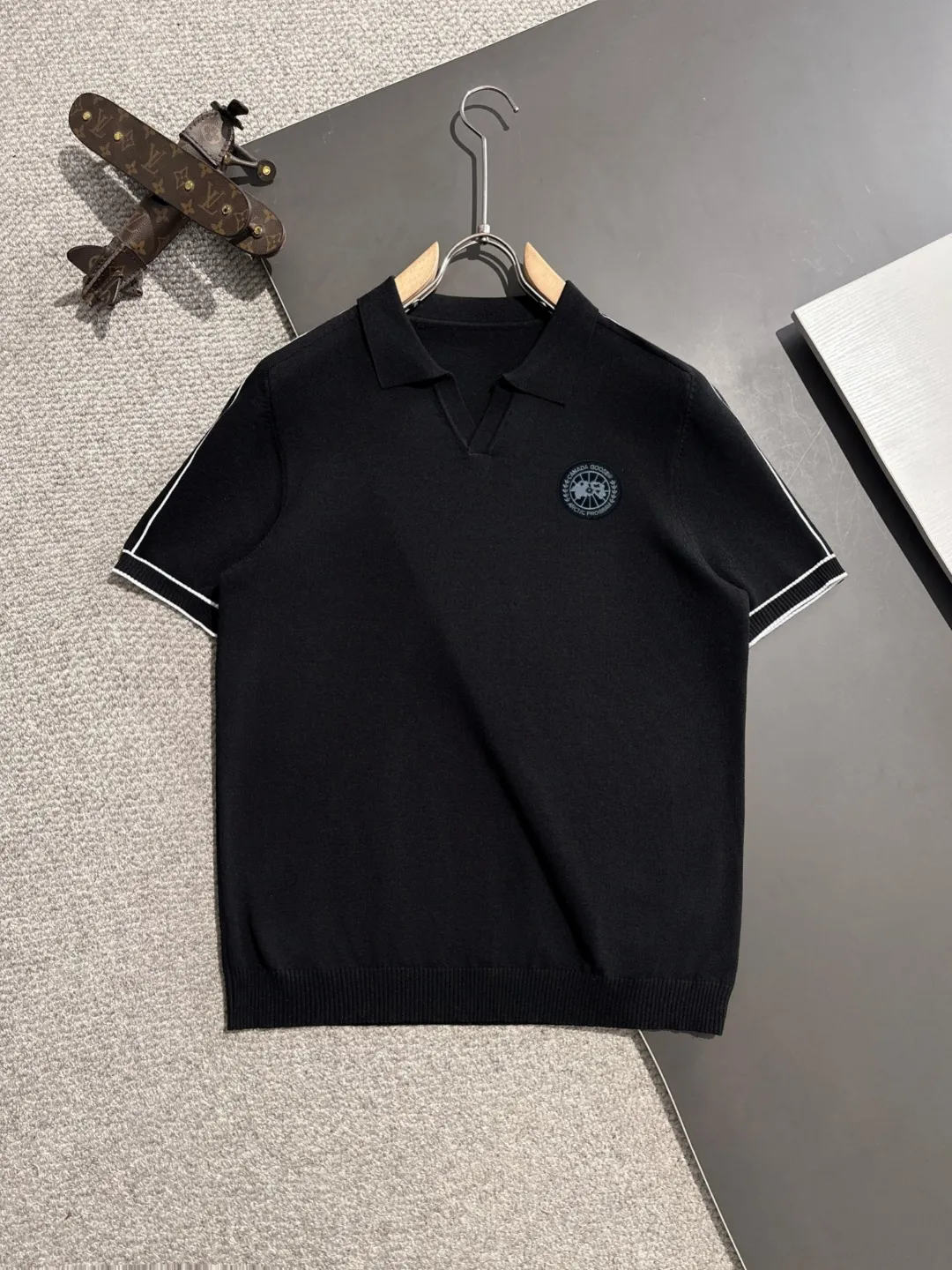 Next day shipping P300 High quality Big Goose 2025 spring and summer new men's lapel short-sleeved T-shirt Made of combed cotton yarn knitted cotton fabric, pure cotton high-weight special yarn, it feels full when weighed, and the upper body is more textured than ordinary T-shirts. This texture can cope with the weather easily and is suitable for both hot and cold! The pattern on the chest adopts three-dimensional embroidery technology, and is perfectly produced stitch by stitch with reference to the original version! Loose fit design, looks noble. Size: M to XXXL